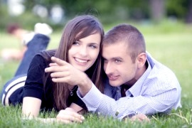 Bild junges Paar im Gras liegend